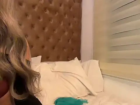 LUUVRRI 21 online show from 10-19-25, 06:10