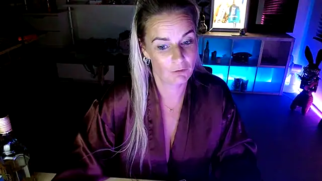 Mrs-Aurora online show from 10-16-25, 01:03