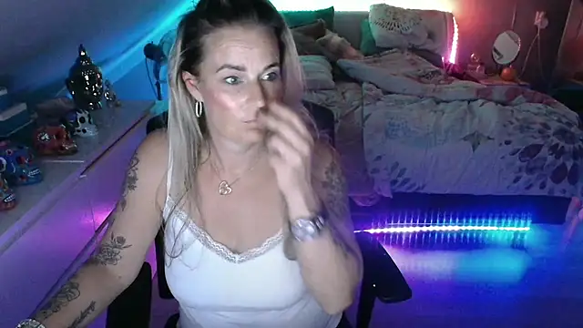 Mrs-Aurora online show from 05-06-26, 12:14