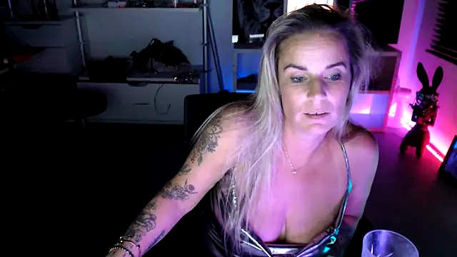 Mrs-Aurora online show from 10-18-25, 02:46