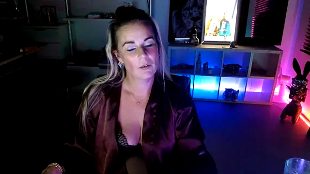 Mrs-Aurora online show from 10-18-25, 08:44