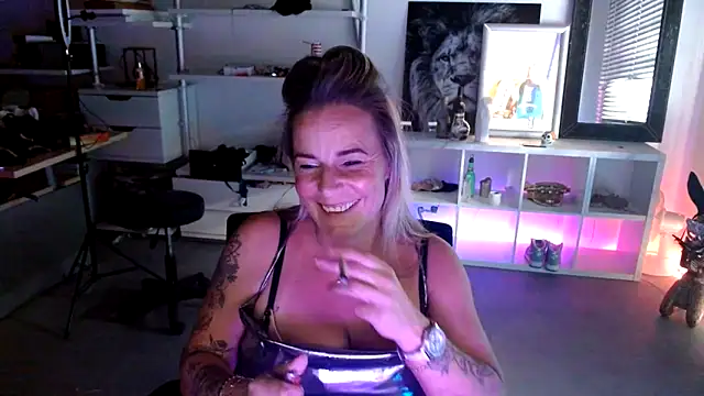 Mrs-Aurora online show from 10-17-25, 02:41