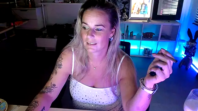 Mrs-Aurora online show from 10-15-25, 12:57