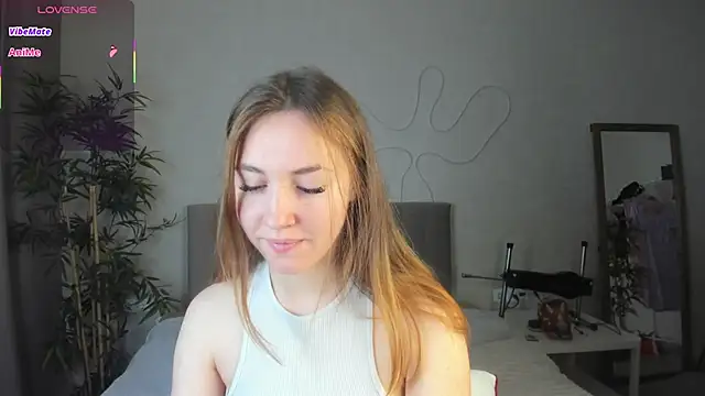 Snapshot of Luna_G0ld chatting on 10-12-25, 11:06 Luna G0ld online show from 10-12-25, 11:06