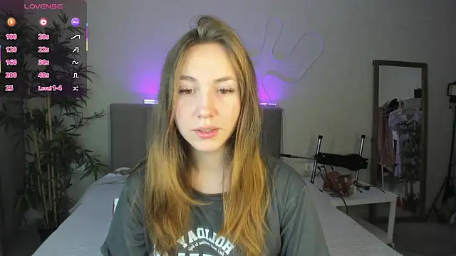 Snapshot of Luna_G0ld chatting on 10-13-25, 10:43 Luna G0ld online show from 10-13-25, 10:43