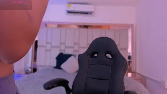 Snapshot of EmmaBeel chatting on 11-04-25, 11:36 EmmaBeel online show from 11-04-25, 11:36