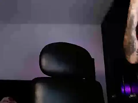 Snapshot of violetwitch05 chatting on 10-23-25, 03:49 violetwitch05 online show from 10-23-25, 03:49