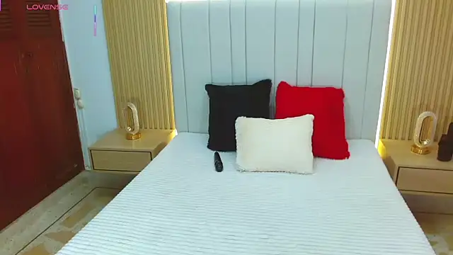 WildScarlet online show from 10-20-25, 01:11