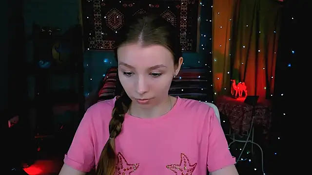 Snapshot of JulieDaniel chatting on 05-26-26, 04:21 JulieDaniel online show from 05-26-26, 04:21