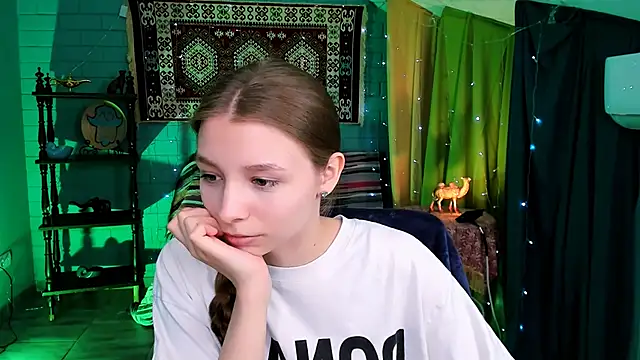 Snapshot of JulieDaniel chatting on 04-17-26, 04:26 JulieDaniel online show from 04-17-26, 04:26