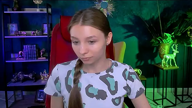 Snapshot of JulieDaniel chatting on 05-27-26, 04:20 JulieDaniel online show from 05-27-26, 04:20