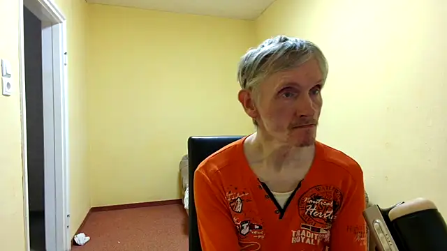 Snapshot of k74robert chatting on 04-15-26, 04:33 k74robert online show from 04-15-26, 04:33