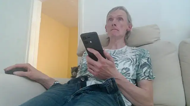 Snapshot of k74robert chatting on 10-24-25, 10:58 k74robert online show from 10-24-25, 10:58