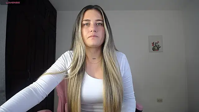Snapshot of Veronika__Winslow_ chatting on 10-03-25, 08:27 Veronika Winslow online show from 10-03-25, 08:27