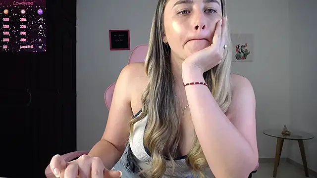 Snapshot of Veronika__Winslow_ chatting on 09-18-25, 05:54 Veronika Winslow online show from 09-18-25, 05:54