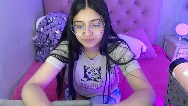 Snapshot of laurenelove chatting on 10-15-25, 03:05 laurenelove online show from 10-15-25, 03:05