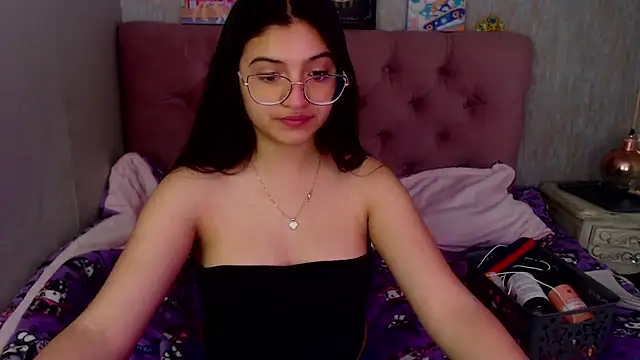 Snapshot of laurenelove chatting on 09-15-25, 02:34 laurenelove online show from 09-15-25, 02:34
