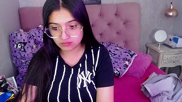 Snapshot of laurenelove chatting on 10-20-25, 03:41 laurenelove online show from 10-20-25, 03:41