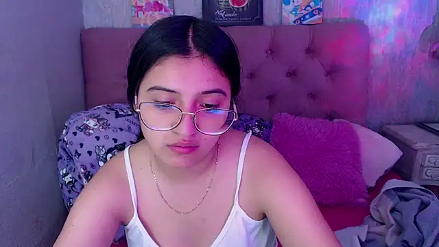 Snapshot of laurenelove chatting on 10-18-25, 03:52 laurenelove online show from 10-18-25, 03:52