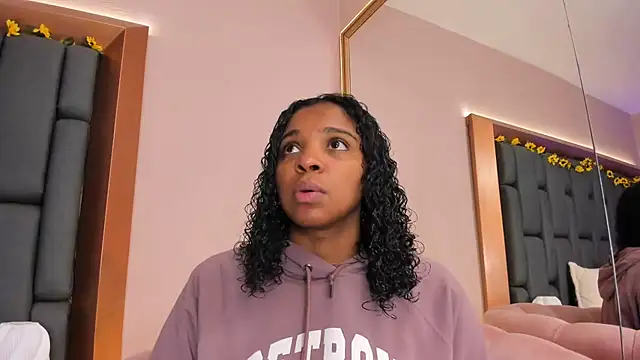 LisaMendez online show from 12-21-25, 04:03