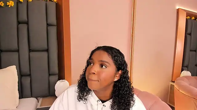 LisaMendez online show from 11-30-25, 04:24