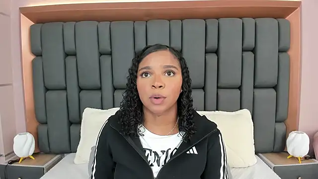 LisaMendez online show from 10-31-25, 03:58