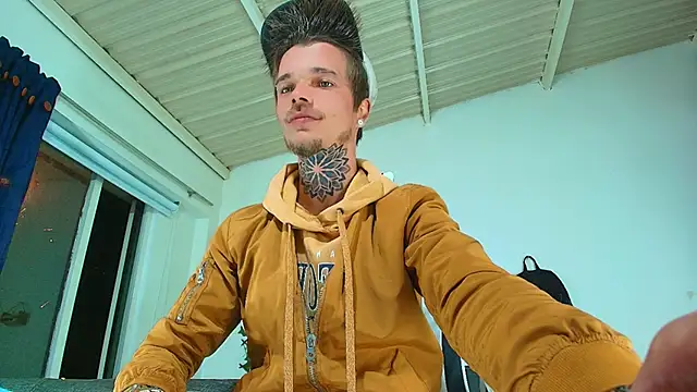 Snapshot of Gold_Loyal77 chatting on 10-18-25, 07:21 Gold Loyal77 online show from 10-18-25, 07:21