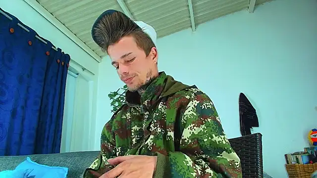 Snapshot of Gold_Loyal77 chatting on 09-17-25, 04:47 Gold Loyal77 online show from 09-17-25, 04:47