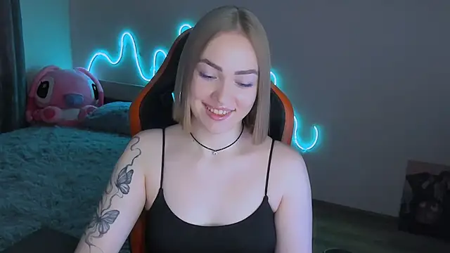 Snapshot of LaraKrein_lk chatting on 03-16-26, 01:04 LaraKrein lk online show from 03-16-26, 01:04