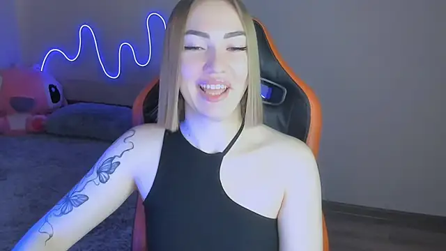 LaraKrein lk online show from 11-15-25, 10:41