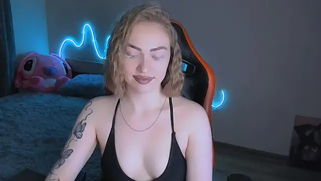 Snapshot of LaraKrein_lk chatting on 04-16-26, 04:08 LaraKrein lk online show from 04-16-26, 04:08