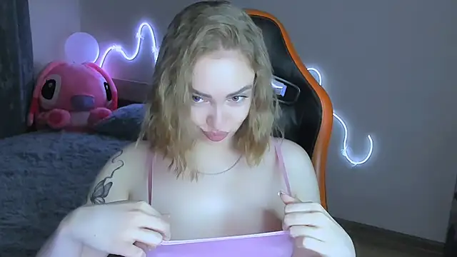 Snapshot of LaraKrein_lk chatting on 02-13-26, 03:23 LaraKrein lk online show from 02-13-26, 03:23