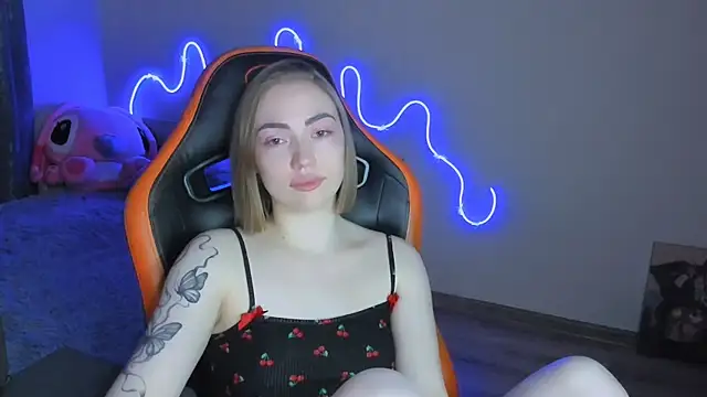 Snapshot of LaraKrein_lk chatting on 04-13-26, 12:58 LaraKrein lk online show from 04-13-26, 12:58