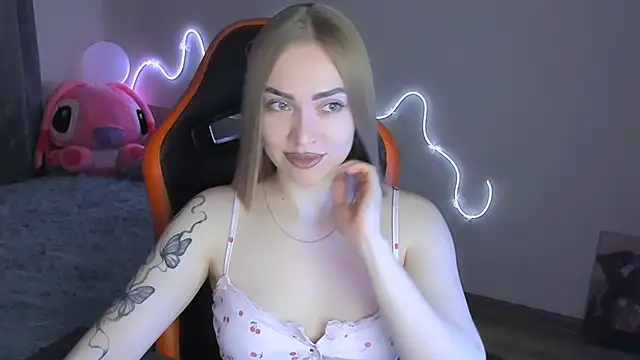 Snapshot of LaraKrein_lk chatting on 02-12-26, 10:59 LaraKrein lk online show from 02-12-26, 10:59