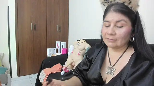 kiraGeiner online show from 11-18-25, 01:10