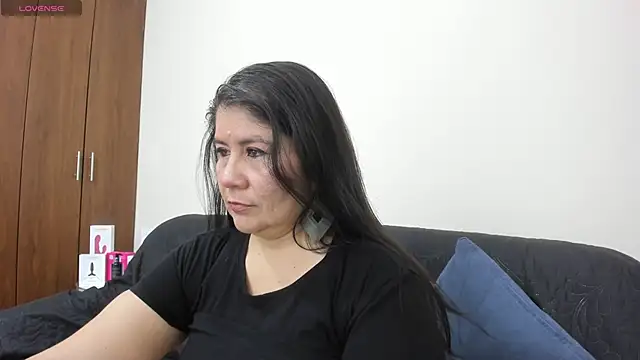 kiraGeiner online show from 11-26-25, 01:05