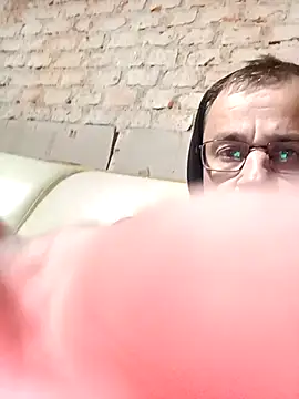 Snapshot of -iskop- chatting on 10-28-25, 05:34 -iskop- online show from 10-28-25, 05:34