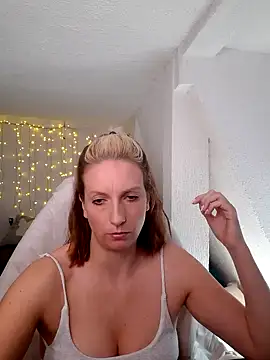 Snapshot of SexyJulia21 chatting on 02-28-25, 09:15 SexyJulia21 online show from 02-28-25, 09:15