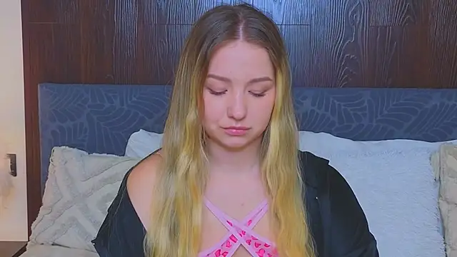 Snapshot of LeeAmy chatting on 09-19-25, 06:56 LeeAmy online show from 09-19-25, 06:56