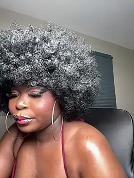 WomanNextdoor1 online show from 04-21-26, 10:16