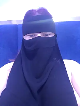 Snapshot of _Douna_-_ chatting on 09-18-25, 04:21 Douna - online show from 09-18-25, 04:21