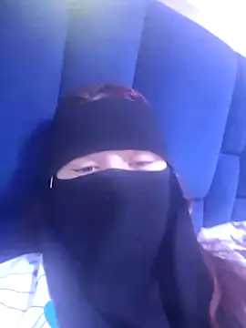 Snapshot of _Douna_-_ chatting on 10-12-25, 04:19 Douna - online show from 10-12-25, 04:19