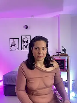 Snapshot of leiablack chatting on 12-14-25, 11:05 leiablack online show from 12-14-25, 11:05