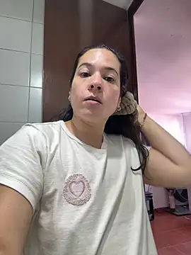 Snapshot of leiablack chatting on 06-11-26, 03:42 leiablack online show from 06-11-26, 03:42