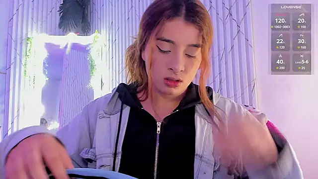 Snapshot of Naomy_tay1 chatting on 04-15-26, 04:40 Naomy tay1 online show from 04-15-26, 04:40