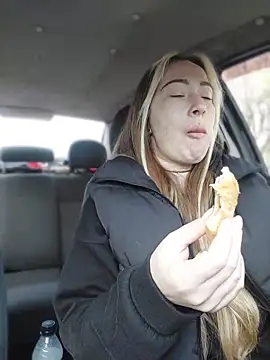 Reina Cummings online show from 04-08-26, 05:20