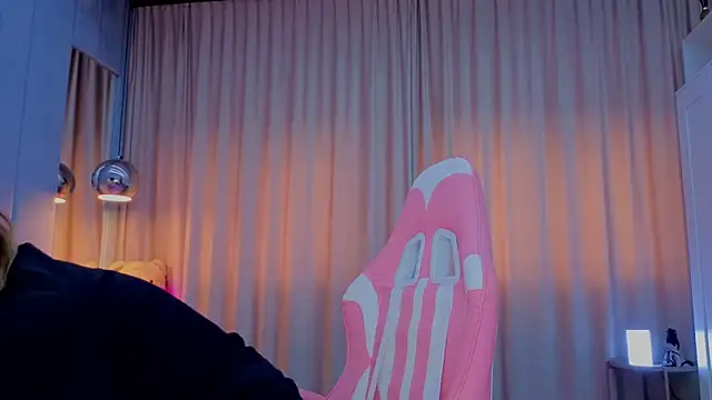 Reina Cummings online show from 11-12-25, 07:01