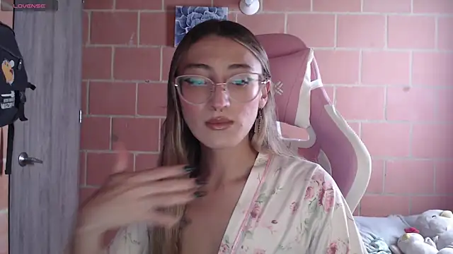 Snapshot of Andrea_camilaaa chatting on 10-02-25, 03:37 Andrea camilaaa online show from 10-02-25, 03:37