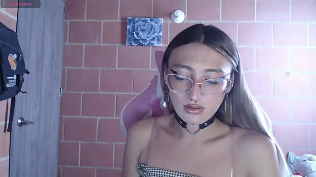 Snapshot of Andrea_camilaaa chatting on 10-01-25, 03:27 Andrea camilaaa online show from 10-01-25, 03:27