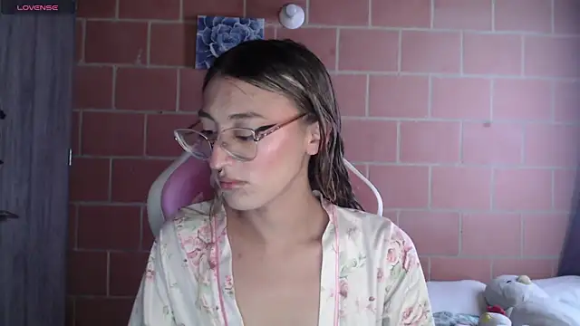 Snapshot of Andrea_camilaaa chatting on 10-10-25, 01:34 Andrea camilaaa online show from 10-10-25, 01:34